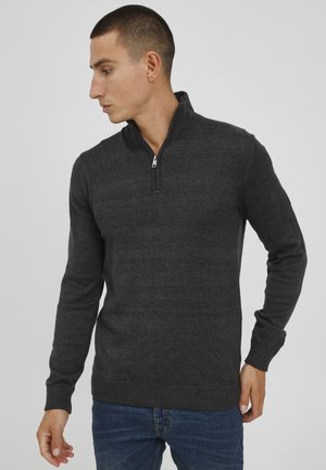 Dunkelgrauer Pullover mit einem halben Reißverschluss-Kragen, strukturierten horizontalen Streifen, gerippten Bündchen und Saum; aus einem glatten Strickstoff gefertigt.