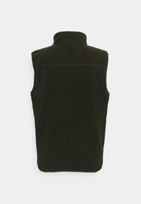 Mörkgrön fleeceväst med hög krage, ärmlös design och en detalj längs ryggen som ger en mjuk och texturerad look.