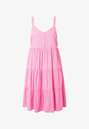 Růžové bavlněné sluneční šaty s tenkými ramínky, předním zapínáním na knoflíky a vrstveným designem, které mají vertikální pruhy a nabírané detaily.