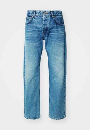 Blå denimjeans med en afslappet pasform, der har fem lommer, en knaplukning og en subtil falming med en let, frayed kant.