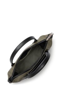 Borsa verde oliva con manici in pelle nera; chiusura con zip; superficie liscia; interno in tessuto verde oliva abbinato; design minimalista.