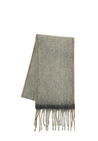 Vlnený šál v tlmenej zelenej farbe s kontrastným hnedým okrajom, s dlhými, skrútenými třásňami na oboch koncoch a mäkkým, textúrovaným povrchom.
