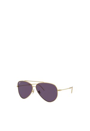 Occhiali da sole aviator con montatura in metallo dorato, lenti di un viola scuro e design a doppio ponte. Presentano gommini nasali trasparenti e stanghette eleganti.