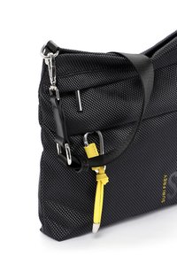 Borsa a spalla nera con texture, dotata di accessori in argento, una tracolla con dettagli gialli e una tracolla nera liscia per il trasporto.