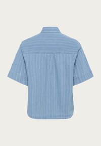 Himmelblaues Kurzarmhemd mit vertikalen weißen Streifen, einem Rückenplissee und einem traditionellen Kragendesign.