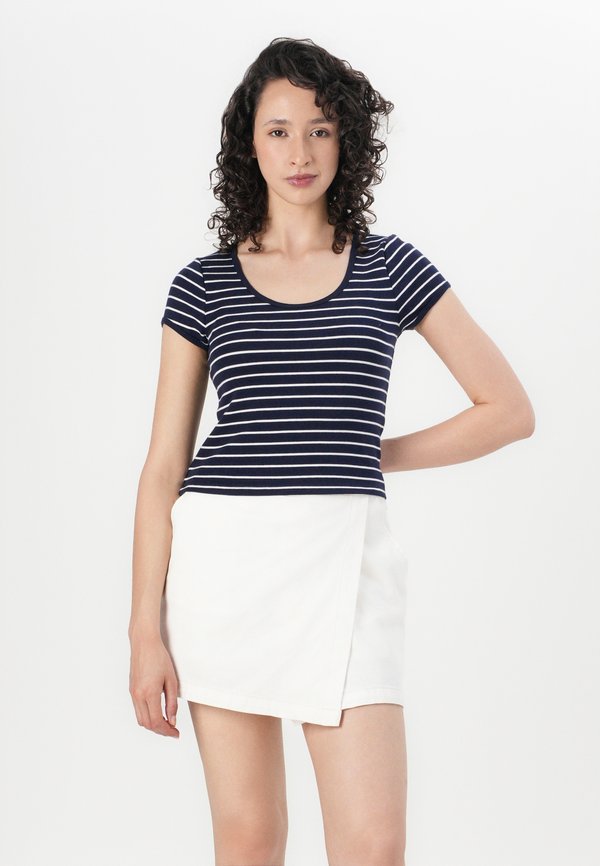 CROP SCOOP - Basic T-shirt3
