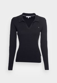 Maglione nero lavorato a maglia con maniche lunghe, scollo a V e design con colletto. Presenta un piccolo logo sul petto sinistro e una texture a coste.