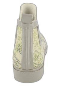 Bottines blanches à la surface texturée, ornées de motifs de script vintage vert et de cartes. Semelle en caoutchouc et une languette grise à l'arrière.