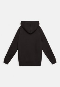 Sudadera negra con capucha, hecha de tela suave. Presenta mangas largas, una capucha clásica y puños y dobladillo acanalados. Diseño minimalista sin patrones.