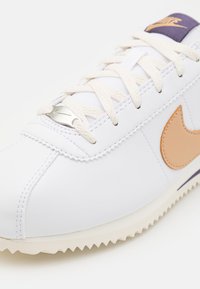 Nike Sportswear CORTEZ - Sneakers - white/hemp/dark raisin/pale ivory
