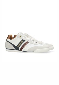 Sneakers bianchi con accenti in camoscio e pelle, caratterizzati da una striscia bordeaux, un logo dorato e cinque stelle. Suola in gomma, design con lacci.