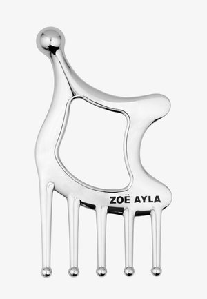 Peigne à cheveux en métal argenté brillant avec cinq dents arrondies et le nom de la marque "ZOË AYLA" gravé sur le côté.