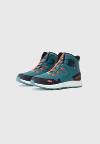 Mid-top tursko i teal og svart, med oransje detaljer, teksturert materiale, logo detaljer og et norsk flaggmerke.
