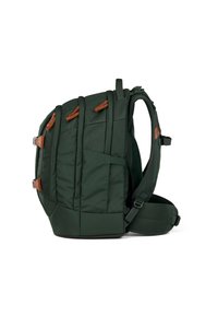 Grüner Stoff-Rucksack mit gepolsterten Seiten, braunen Lederakzenten, mehreren Fächern und ergonomischen Tragegurten. Robuste Verarbeitung für Langlebigkeit.