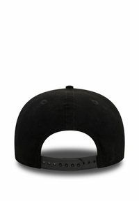 Schwarze Snapback-Mütze mit weicher, wildlederartiger Textur, ausgestattet mit einem gebogenen Schirm und einem verstellbaren Plastikverschluss auf der Rückseite. Keine sichtbaren Markenlogis.