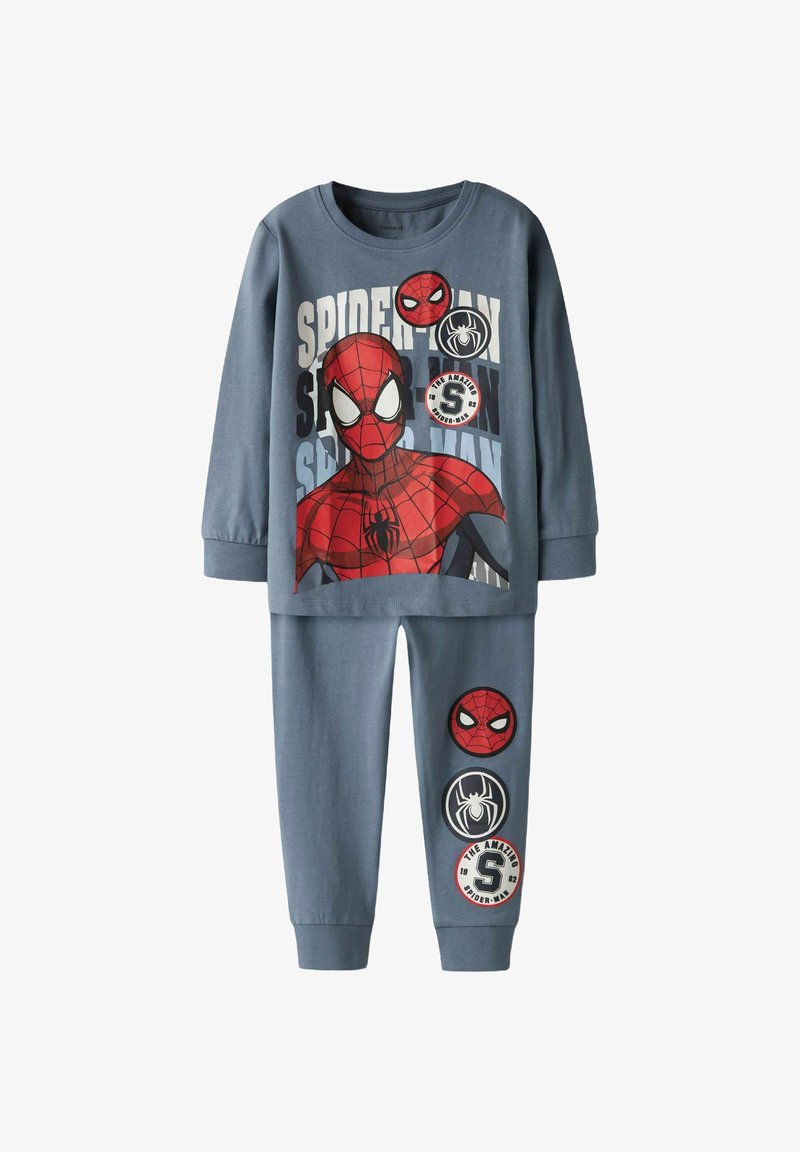 Plavi pamučni set pidžama koji uključuje majicu s dugim rukavima s Spider-Man grafikom i hlače sa tri izvezenim zakrpama, uključujući dizajne pauka i logoa.