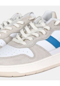 Sneaker in suede grigio e pelle bianca con dettagli blu, superficie texture, punta rotonda e lacci piatti. Suola in gomma leggera.