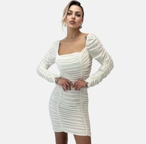 Abito bianco con maniche lunghe e arricciate e scollatura quadrata. Il tessuto è liscio con arricciature testurizzate e una silhouette aderente.