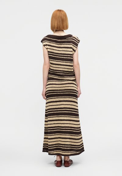 Μάξι φόρεμα με οριζόντιες ρίγες σε κρεμ και καφέ αποχρώσεις, κατασκευασμένο από υφασμάτινο πλεκτό με υφή, με φαρδιά λαιμόκοψη και κοντά μανίκια τύπου καπέλο.