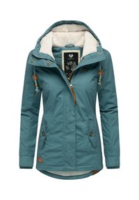 Turkusowa wodoodporna kurtka z kapturem, miękką białą podszewką, dwiema bocznymi kieszeniami i dekoracyjnymi akcentami w postaci sznurków. Materiał ma gładką teksturę.