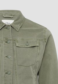 Olivgrüne Jeansjacke mit Kragen, vorderem Knopfverschluss und Brusttaschen. Verfügt über dezente Nähte und strukturierten Stoff.