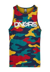 Tricou fără mâneci cu print camuflaj colorat, având nuanțe de albastru, roșu, galben și verde. Include un logo alb "DNGRS" pe față. Material din bumbac amestecat.