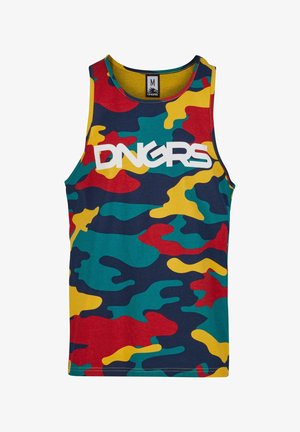 Tricou fără mâneci cu print camuflaj colorat, având nuanțe de albastru, roșu, galben și verde. Include un logo alb "DNGRS" pe față. Material din bumbac amestecat.