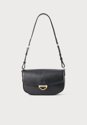 Musta nahkainen olkalaukku, jossa säädettävä hihna, läppäkiinnitys ja kultainen sydämenmuotoinen lukko, johon on kaiverrettu "Love Moschino".