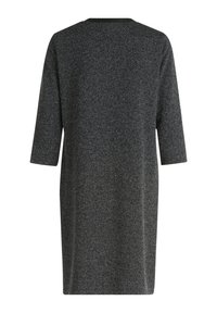 Graues Strickkleid mit drei Viertelärmel, lockerer Passform und einem subtilen Strukturmuster, das einen einfarbigen schwarzen Ausschnitt aufweist.