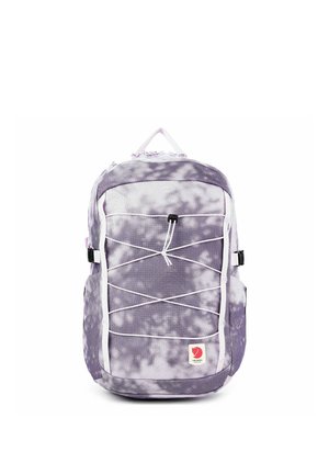 Lila-weißer Batik-Rucksack mit elastischem Kordelzug vorne, seitlichen Schnallen, oberem Griff und einem kleinen rot-weißen Markenlogo-Patch unten.