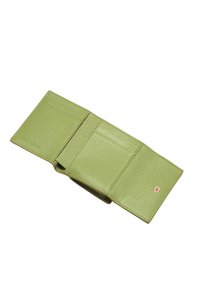 Zielona skórzana portmonetka o teksturowanym wykończeniu. Posiada kieszonki na karty oraz zapięcie na zatrzask, prezentując minimalistyczny design w formacie bifold.