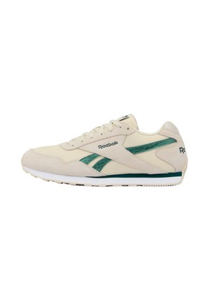 Zapatilla Reebok beige y verde con paneles de ante, franjas texturizadas verdes, suela blanca y diseño con cordones vista de perfil lateral.