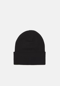 Czarna, dziergana czapka beanie z podwiniętym mankietem, gładką strukturą i zaokrąglonym wierzchem. Prosty, monochromatyczny design bez widocznych logo czy wzorów.