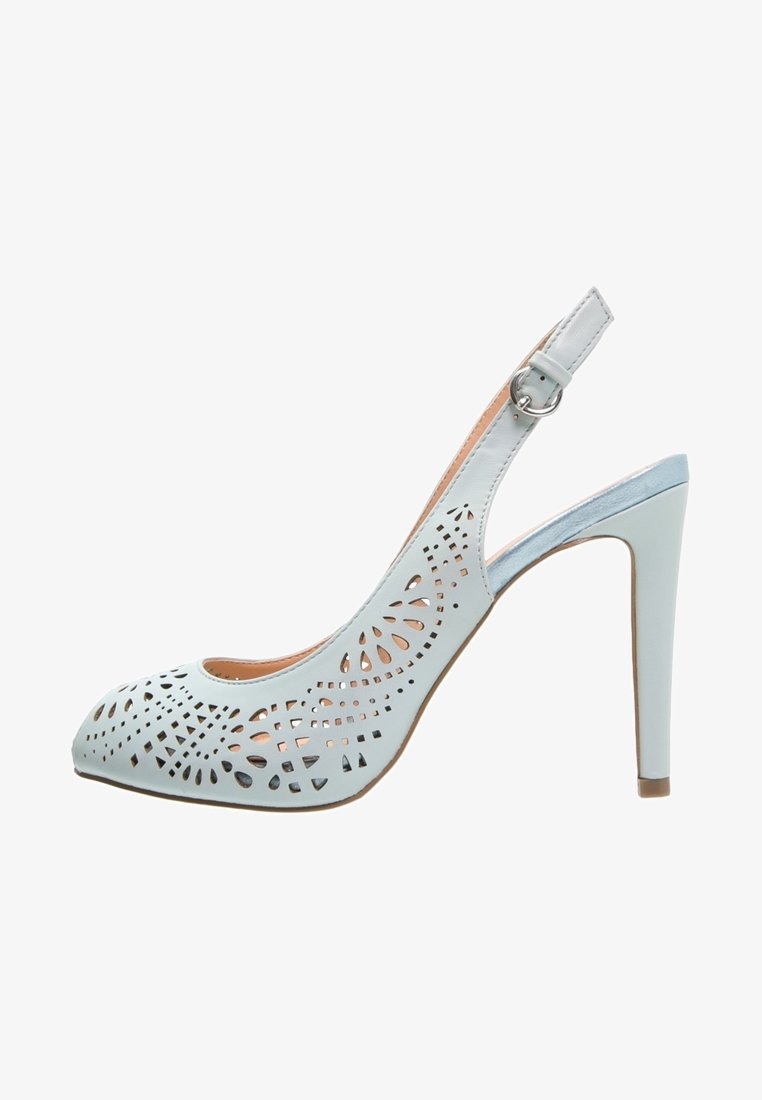 Escarpin à talon haut bleu clair avec bride arrière, bout pointu et motifs décoratifs découpés sur les côtés et à l'avant.