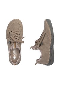 Paire de chaussures décontractées beiges avec lacets et fermetures éclairs latérales, doublure intérieure à carreaux et semelle noire épaisse texturée, vues de dessus et de côté.