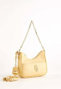 Borsa a spalla in pelle beige con tracolla in catena dorata, tasca frontale con chiusura dorata e tracolla in pelle beige regolabile e removibile.