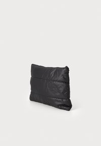 Clutch bag acolchado de color negro, con cremallera, textura suave y brillante, detalles de costura horizontal, forma rectangular y bordes suaves.