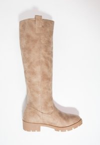 Beżowe kozaki sięgające kolan z ekologicznej skóry o fakturowanej powierzchni, z gumową podeszwą i małą pętelką u góry ułatwiającą zakładanie.