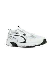 Baskets de sport blanches avec un dessus en maille et en matériau synthétique, accents argent et noir, bout arrondi et une semelle épaisse blanche.