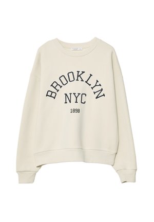 Krémová mikina s kulatým výstřihem, spadlými rameny a tmavě námořnickým textem "BROOKLYN NYC 1898" v arkádovém designu.