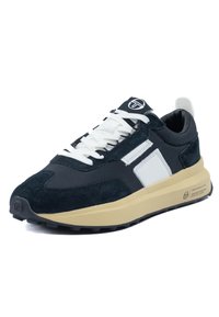 Marineblaue Sneaker aus einer Mischung von Wildleder und synthetischen Materialien, mit weißen Akzenten, Schnürsenkeln und einer beigen Gummisohle mit strukturiertem Profil.