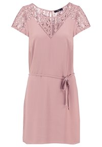 Robe rose à manches courtes, détails en dentelle sur les épaules, taille cintrée, tissu fluide et ourlet à mi-genoux. Texture lisse.