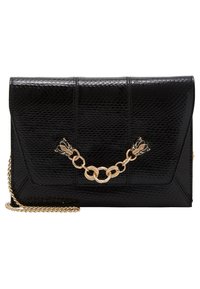 Pochette en cuir texturé noir avec quincaillerie en chaîne dorée, dotée d'un design à rabat angulaire et d'accents décoratifs sur la chaîne.