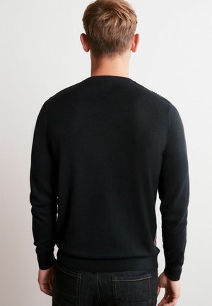 Zwarte gebreide trui met lange mouwen en een ronde hals. Heeft een gladde textuur en geribbelde manchetten, met een lichte zoomafwerking.