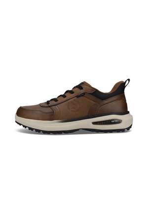 Bruine leren lage sneaker met zwarte veters, witte zool en Bugatti 1978 branding aan de zijkant en zoolrand.