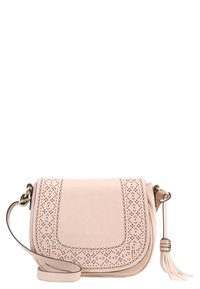 Ljusrosa crossbody-väska med geometriskt perforerat mönster, guldspänne, justerbar rem och fransdetalj på sidan.