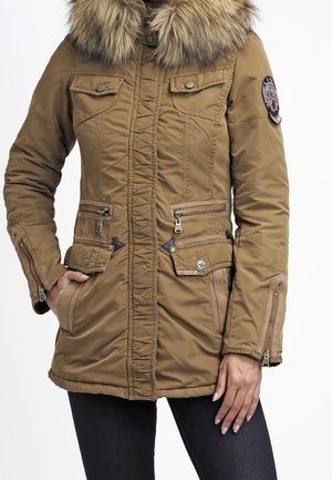Brązowy zimowy płaszcz z futrzanym kołnierzem, wieloma przednimi kieszeniami na suwak i guziki, mankietami na zamek oraz naszywką na górnym rękawie.