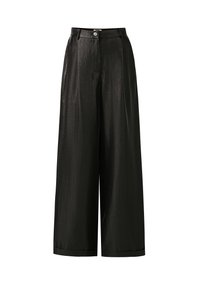 Zwarte broek met wijde pijpen van een glanzend materiaal, met een hoge taille, knoopsluiting en subtiele plooien voor extra details.