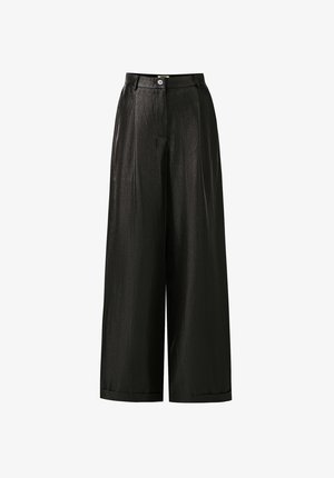 Zwarte broek met wijde pijpen van een glanzend materiaal, met een hoge taille, knoopsluiting en subtiele plooien voor extra details.