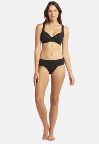 Zwart bikini-set met een gestructureerde bh-top met brede bandjes en een bijpassende high-waisted onderkant, gemaakt van soepele, rekbare stof.